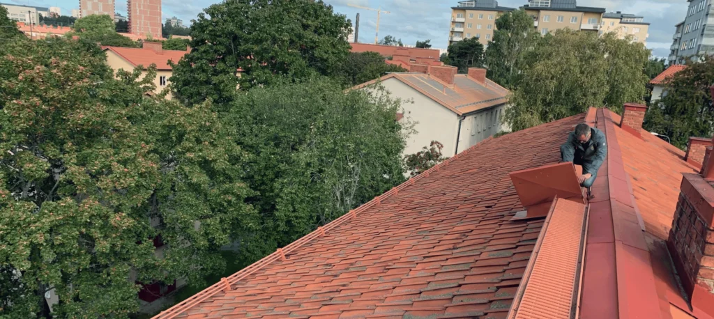 Pågående takomläggning med tegelpannor i Stockholm