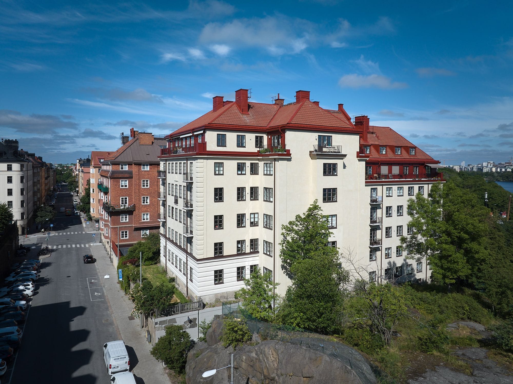 Vy över flerbostadshus med tak, fasader, balkonger och gård