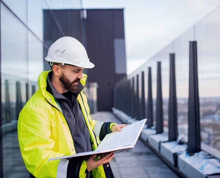 Projektledare går igenom checklista på tak