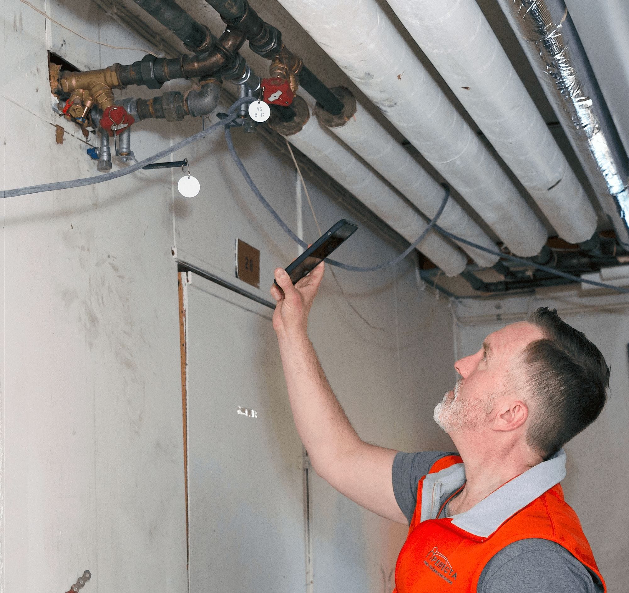 Inspektion av installationer i lägenhet under renovering