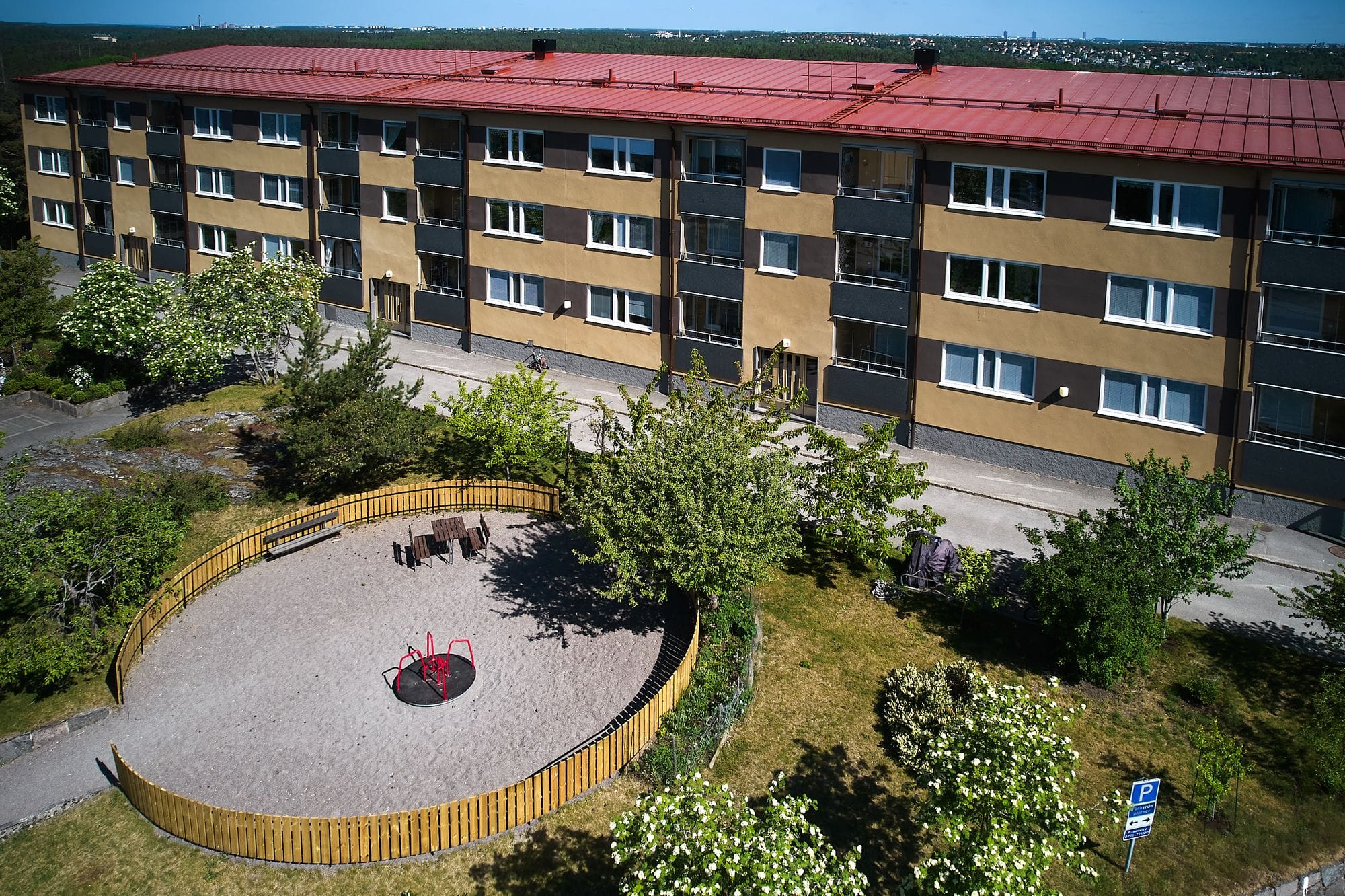 Välskött innergård med lekplats i Brf Ålgrytebacken