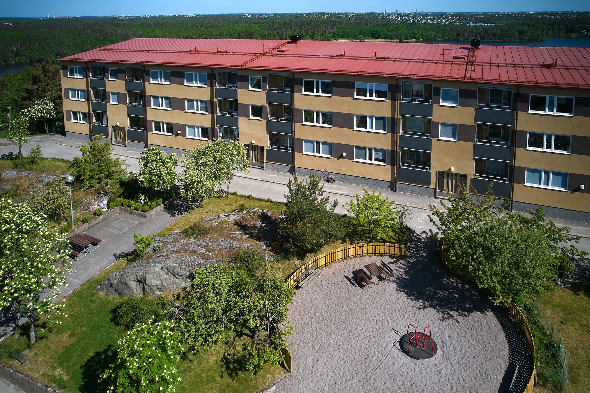 Flerbostadshus i Brf Ålgrytebacken efter fasadrenovering