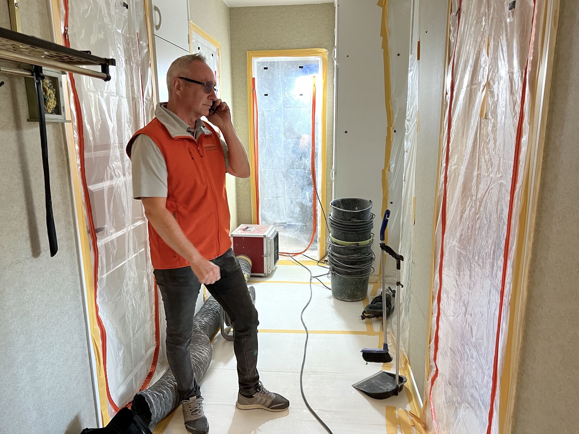 Boendesamordnare på plats i lägenhet under pågående renovering