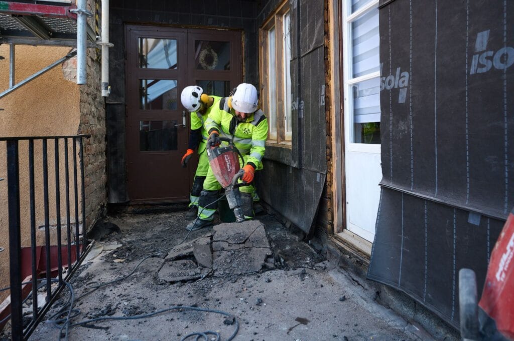 Rivning av de gamla balkongplattorna i Brf Stämjärnet 1