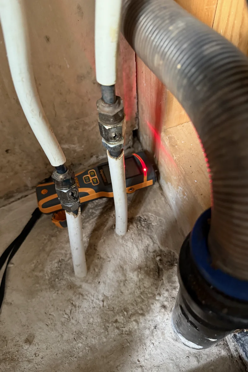 Fuktmätning under diskbänk vid tappvattenrör och avlopp