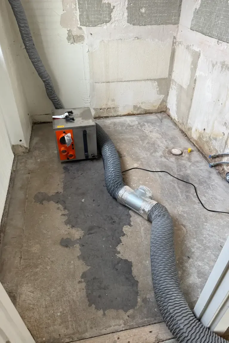 Rivet badrum med byggavfuktare efter fuktskada, fuktfläck i betongen