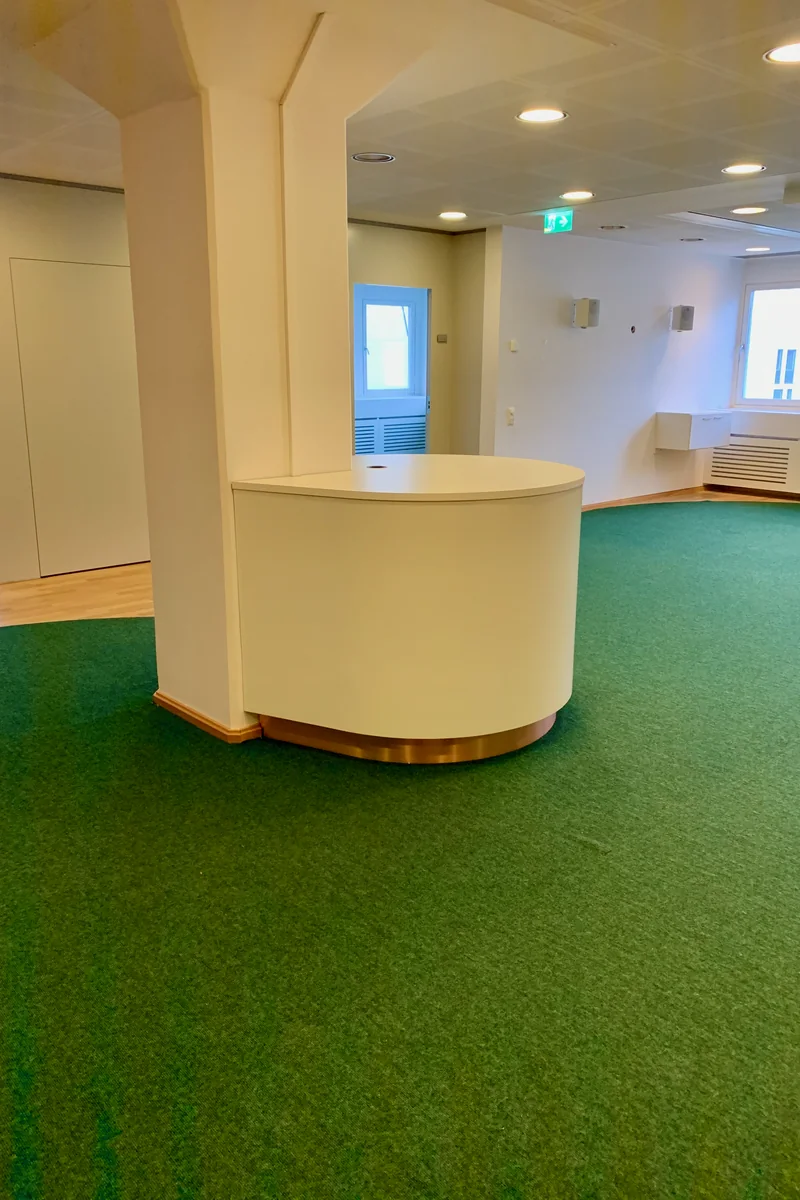 Kontorslokal med reception före lokalförädlingen