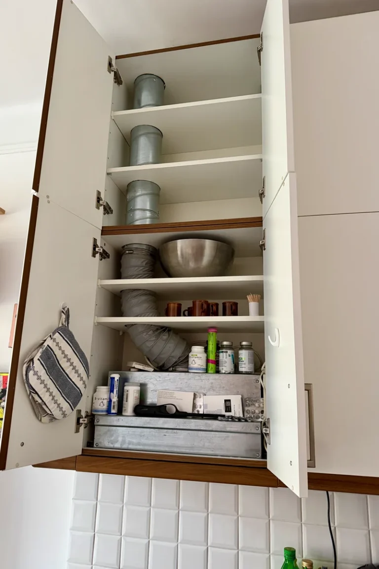 Vanligt nedslag vid OVK: flexibel ventilationskanal dragen genom köksskåp