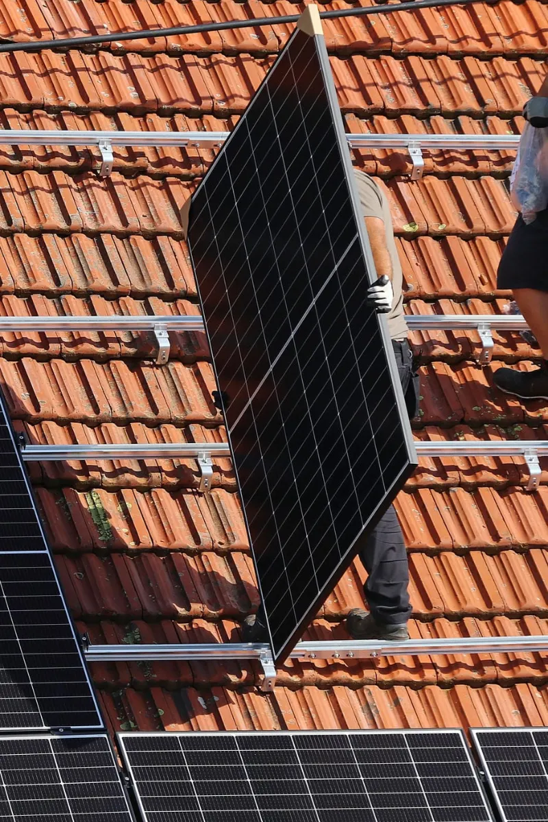 Solcellspanel monteras på tegeltak