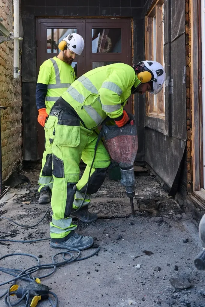 Bilning av skadad betong på balkongplatta i Brf Stämjärnet 1