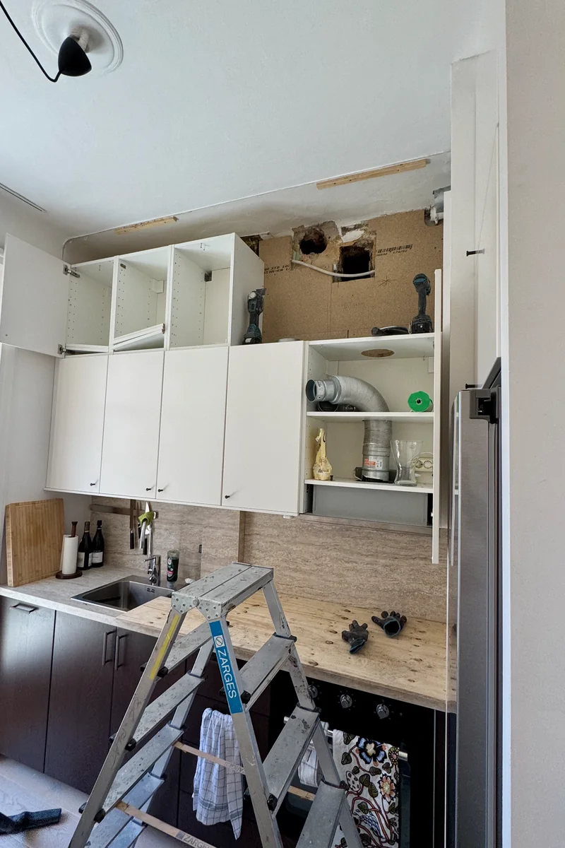 Kök under ombyggnad med frilagda ventilationskanaler