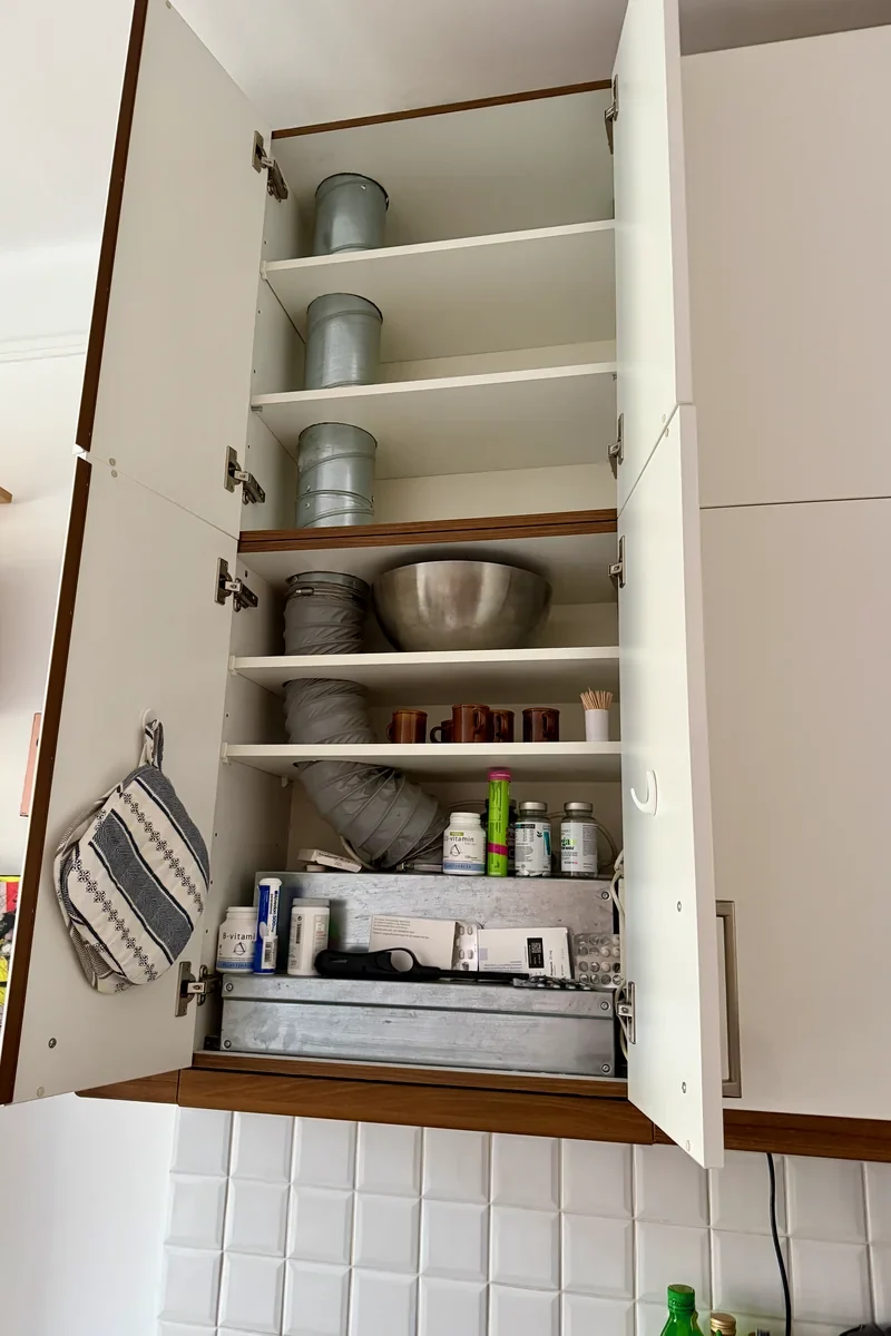 Vanligt nedslag vid OVK: flexibel ventilationskanal dragen genom köksskåp