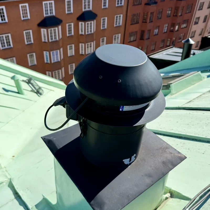 Ny takfläkt på plåttak i Stockholm efter åtgärdad ventilation
