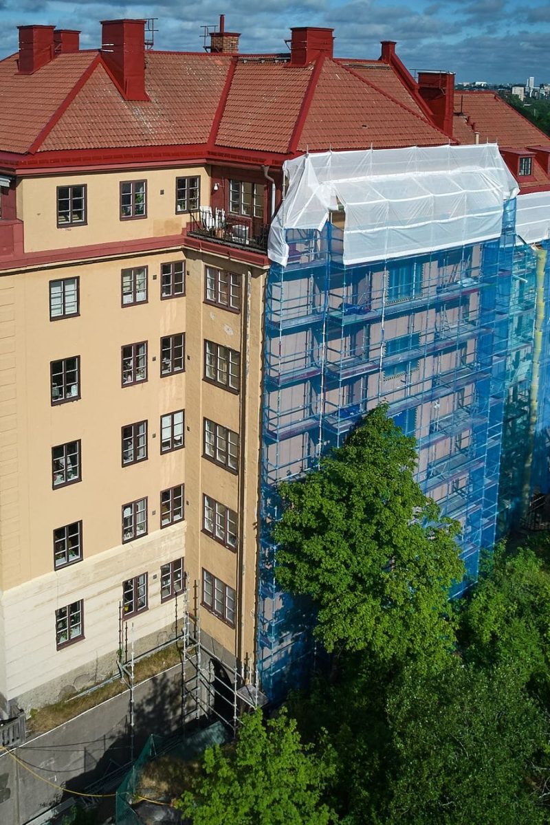 Drönarvy över fasadentreprenaden med väderskydd i Brf Stämjärnet 1